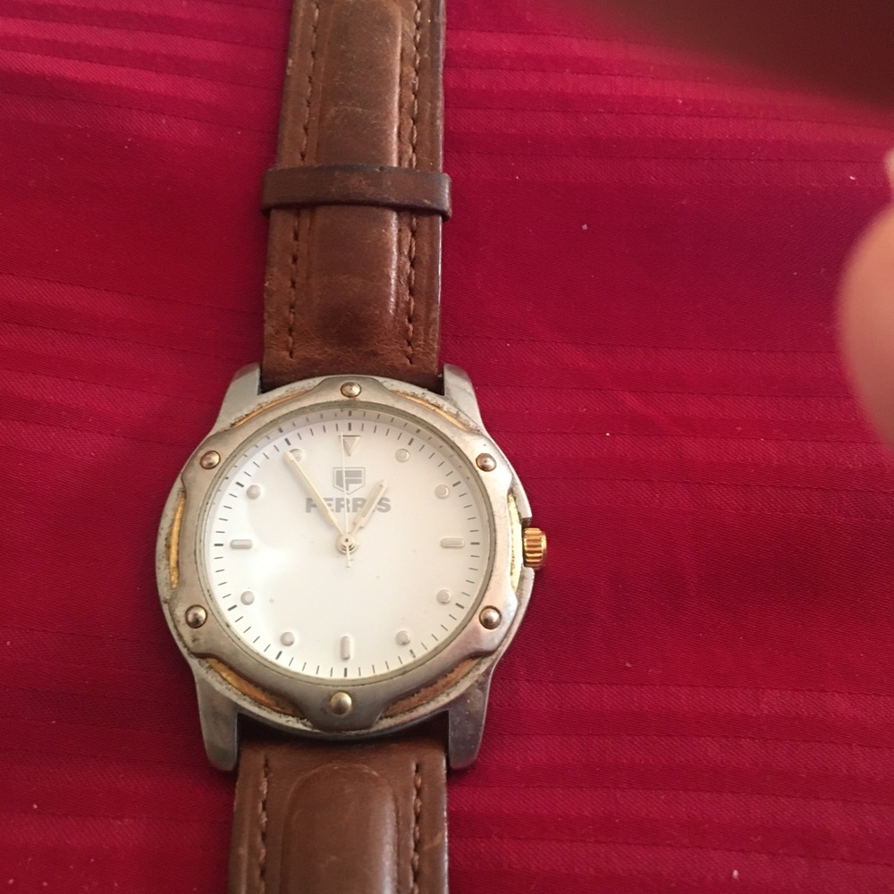 Elegant Brown Leather Watch with Round Face and Classic Design